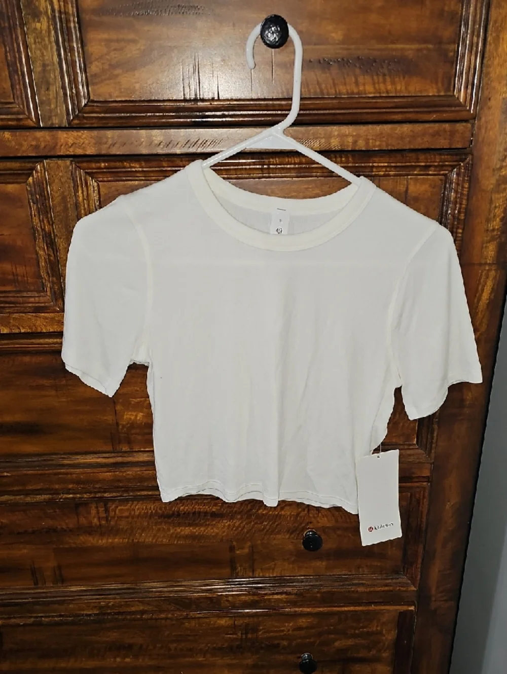 Lululemon Hold Tight Straight Hem Cropped Tshirt!!  White!! Ribbed.  Sz 8!!